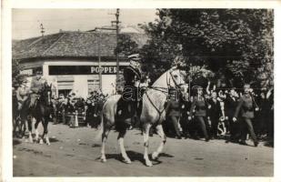 1940 Nagyvárad, Oradea; bevonulás, Horthy Miklós, háttérben Popper üzlete / entry of the Hungarian troops, Horthy, shop