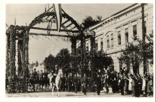 1940 Nagyvárad, Oradea; bevonulás, Horthy Miklós a díszkapu alatt / entry of the Hungarian troops, Horthy, decorated gate