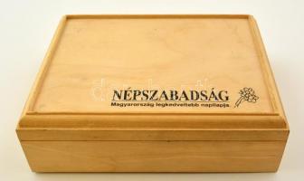 Népszabadság, Magyarország legkedveltebb napilapja feliratú Szamos marcipános fadoboz, 16,5×13×5 cm