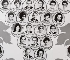 1980 Budapest, Kaffka Margit Gimnázium tanári kara és végzett diákjai, kistabló 55 nevesített portré...