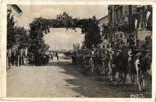 1940 Dés, Dej; bevonulás, díszkapu / entry of the Hungarian troops, decorated gate + Dés visszatért So. Stpl