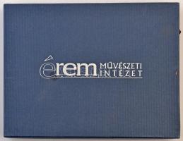 Éremtartó kazetta, kivehető tálcával, összesen 24 férőhellyel. Használt, de jó állapotban