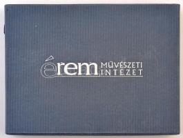 Éremtartó kazetta, kivehető tálcával, összesen 24 férőhellyel. Használt, de jó állapotban