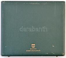 Éremtartó kazetta, kivehető tálcával, összesen 24 férőhellyel. Használt állapotban, az egyik zár sér...