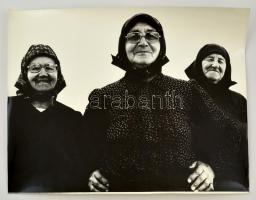 cca 1973 Tóth Béla: Asszonyok, feliratozott vintage fotóművészeti alkotás, 50x60 cm