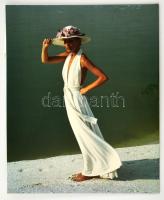 cca 1978 Nagyméretű divatfotó, jelzés nélküli vintage fotó, kasírozva, 59,5x49 cm