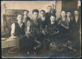 cca 1910 Mérleggyári dolgozók csoportképe, 11,5x16,5 cm