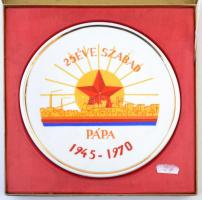 1970. &quot;25 éve szabad Pápa 1945-1970&quot; festett Hollóházi plakett, jelzett, eredeti kicsit sérült dobozában (177mm) T:2