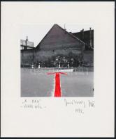 1982 Jankovszky György(1946-): A pad - vörös nyíl, feliratozva, aláírt, pecséttel jelzett, kartonra kasírozva, 12,5x12,5 cm