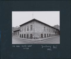 1982 Jankovszky György(1946-): Budapest, VIII. kerület, Nap és Futó utca sarok, feliratozva, aláírt, pecséttel jelzett, kartonra kasírozva, 12x17 cm