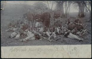 cca 1900 Katonák csoportképe a mezőn Fotólap, sarkánál hajtásnyom
