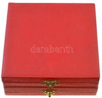 Vincze Dénes (1914-1972) DN "A Vállalat Kiváló Brigádja" Br plakett, dísztokban (70mm) + D...