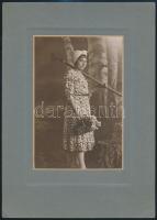 Gereblyés lány kosárral, fotó, Berger Rezső műterméből, kartonra ragasztva, hátulján pecséttel jelzett, 16×11 cm