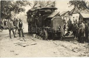 I. világháborús magyar tüzérek egy lerobbant lőszer szállító teherautóval / WWI Hungarian artillerymen, a broken ammunition transport, Matik Duschnik photo