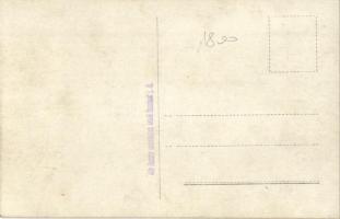 I. világháborús magyar tüzérek egy lerobbant lőszer szállító teherautóval / WWI Hungarian artillerym...