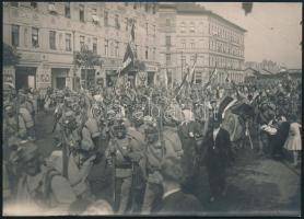 cca 1914-1916 Hadba vonuló katonák, a hátoldalán feliratozva, fotó, 11x16 cm.