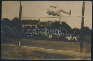 1914 Fábián (Lajos) atléta (MAFC) győz magasugrásban versenyén, Bécsben, fotó, a hátoldalán feliratozott, 10x16 cm.