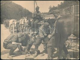 1917 Magyar katonák lovat patkolnak, valahol Erdélyben, a hátoldalán feliratozva, felületén törésnyomokkal, 18x24 cm.