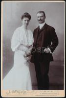 cca 1900 Esküvői fotó, L. Grillich bécsi műterméből, kartonra kasírozva. 15x10,5 cm