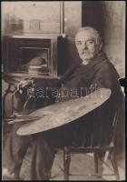 cca 1910-20 Kéméndy Jenő (1860-1925) festőművész, jelmez és díszlettervező portréfotója műtermében, kis sérüléssel, 19x13 cm.