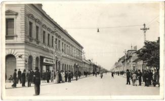 Óbecse, Becej; Horthy Miklós út, Uborka testvérek üzlete, gyógyszertár, magyar zászló, karszalagos férfi / street, shop, pharmacy, Hungarian flag, man with armband