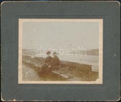 1903 Szeged, Stefánia út, idős házaspár a Tisza parton, kartonra kasírozva, hátoldalán feliratozva, 8x10,5 cm