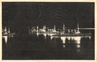 Osztrák-magyar haditengerészet flottája teljes kivilágításban felsorakozva este / K.u.K. Kriegsmarine, floodlit fleet lined up at night, litho flag on the backside, Verlag F. W. Sohrinner