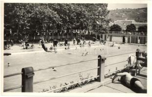 Esztergom, Hotel Szent István fürdő, szálloda és éttermek, fürdőzők, medence, strand