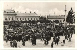 1938 Ipolyság, Sahy; bevonulás a Fő téren, első Országzászló szentelés / entry of the Hungarian troops, Inauguration of the flag, So. Stpl