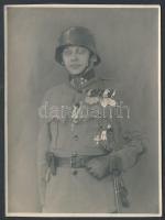 1918 Katona díszegyenruhában rengeteg kitüntetéssel / A decorated soldier 9x12 cm
