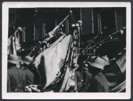 1941 1848-as honvéd zászlók visszaadásakor rendezett díszfelvonulás Budapesten 12x9 cm