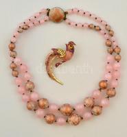 Rózsaszín műanyag gyöngyökkel díszített nyaklánc, h: 46 cm + kövekkel díszített tűzzománc madaras kitűző, fém, m: 6 cm