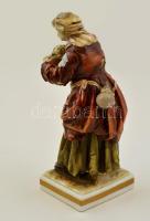 Capodimonte koldus asszony figura, kézzel festett, jelzett, apró lepattanásokkal, m: 18 cm / Capodim...