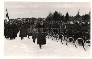 1939 Uzsok, Uzhok; Magyar-Lengyel Baráti találkozás a visszafoglalt ezeréves határon, kerékpáros katonák / Hungarian-Polish meeting at the border, soldiers on bicycle