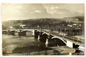 cca 1950 A Margit híd. nagyméretű fotó. Egy két apró beszakadással a szélén. 40 x 26 cm