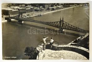 cca 1950 A Szabadság híd. Budapest látképe nagyméretű fotó. Egy két apró beszakadással a szélén. 40 x 26 cm