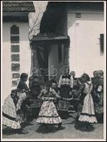 cca 1928 Mezőkövesd, gyermekjáték, Kerny István (1879-1963) feliratozott vintage fotóművészeti alkotása, 24x18 cm