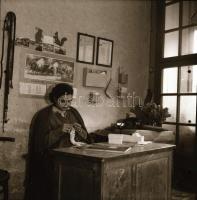 cca 1949 Kecskemét, Stein Lajos villanyszerelő műhelye, Medgyesi László kecskeméti fotóművész 13 db ...