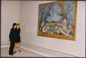 1995 Diana hercegnő Cézanne-kiállítás megnyitóján, sajtófotó, hátulján feliratozva, 25,5×17 cm