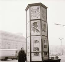 1968 Budapest, a Fővárosi Moziüzemi Vállalat hirdető oszlopai, plakáthelyei, kirakatai, ahol az új filmeket hirdették, 13 db szabadon felhasználható, vintage negatív, 6x6 cm