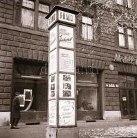 1968 Budapest, a Fővárosi Moziüzemi Vállalat hirdető oszlopai, plakáthelyei, kirakatai, ahol az új f...