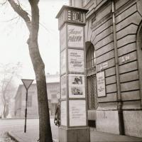 1968 Budapest, a Fővárosi Moziüzemi Vállalat hirdető oszlopai, plakáthelyei, kirakatai, ahol az új f...