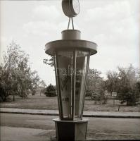 1968 Budapest, a Fővárosi Moziüzemi Vállalat hirdető oszlopai, plakáthelyei, kirakatai, ahol az új f...