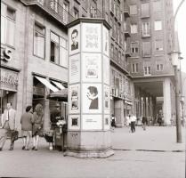 1968 Budapest, a Fővárosi Moziüzemi Vállalat hirdető oszlopai, plakáthelyei, kirakatai, ahol az új f...