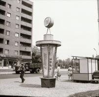 1968 Budapest, a Fővárosi Moziüzemi Vállalat hirdető oszlopai, plakáthelyei, kirakatai, ahol az új f...