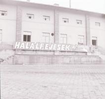 1968 Budapest, a Fővárosi Moziüzemi Vállalat hirdető oszlopai, plakáthelyei, kirakatai, ahol az új f...