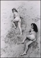 cca 1973 Lányok a homokozóban, 3 db szolidan erotikus vintage negatívról készült mai nagyítás, 25x18 cm / 3 erotic photos, 25x18 cm
