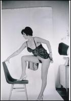 cca 1972 Tűsarkúban érkezett, 2 db szolidan erotikus vintage negatívról készült mai nagyítás, 25x18 cm / 2 erotic photos, 25x18 cm