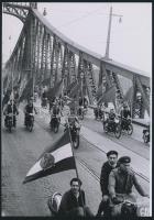 cca 1948 Budapest, motorverseny és motoros felvonulás, 5 db vintage negatívról készült mai nagyítás,...