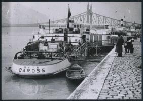 cca 1930 Budapest, rakpart, Baross hajó, vintage negatív mai nagyítása, 18x25 cm